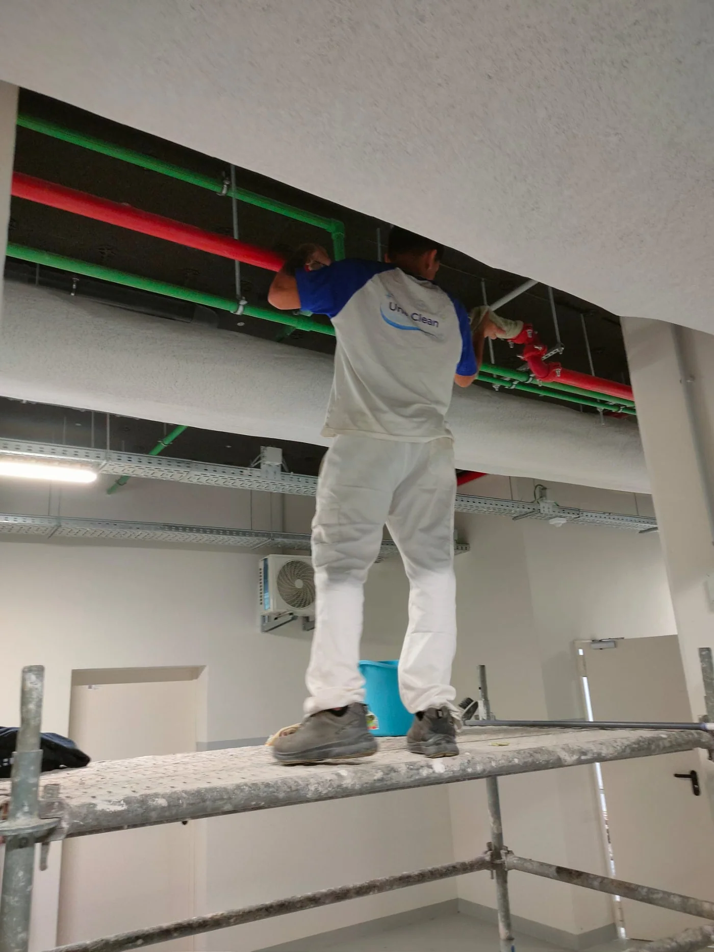 Profissional da Una Clean a limpar uma área após obra