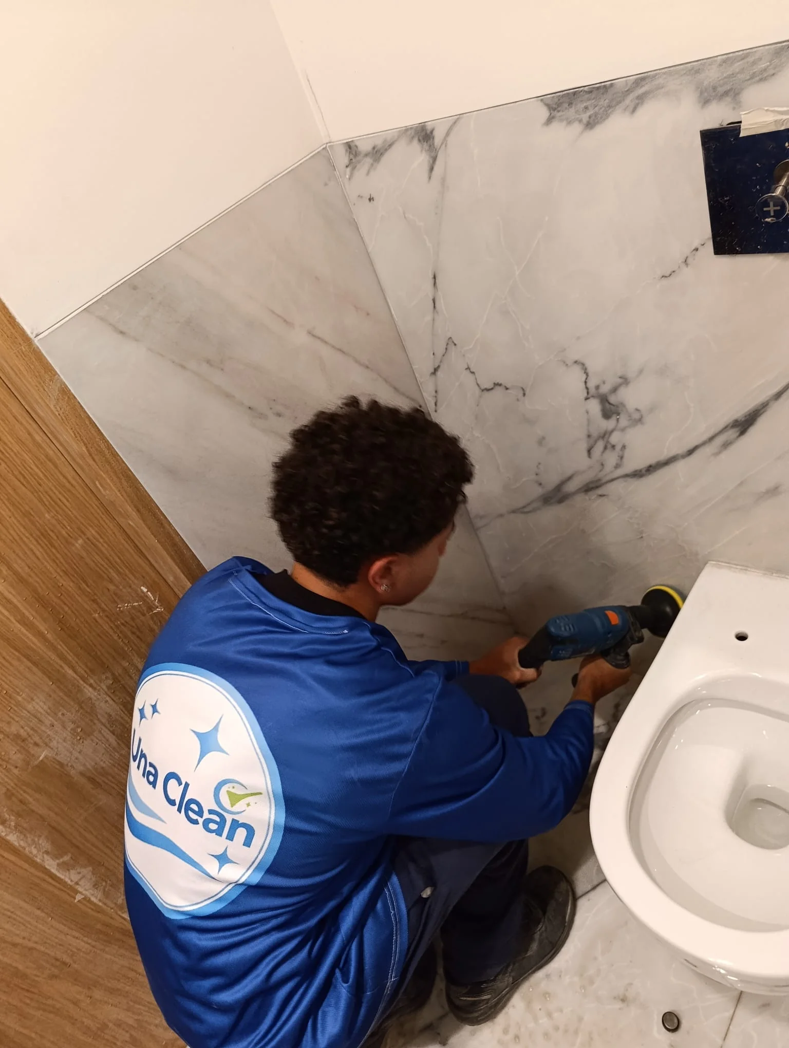 Profissional da Una Clean a trabalhar na limpeza do revestimento de uma casa de banho
