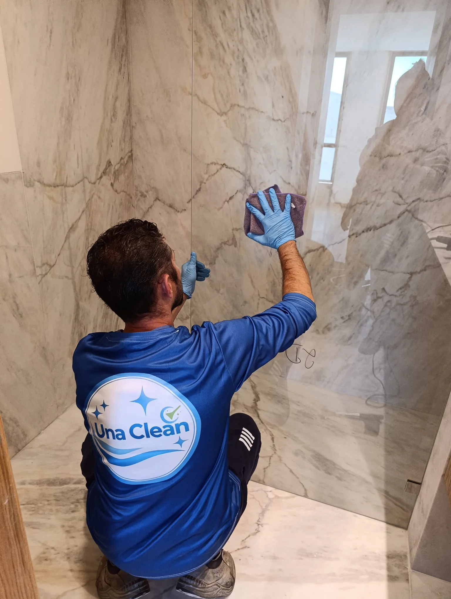 Profissional da Una Clean a limpar o revestimento de parede após trabalhos de obra