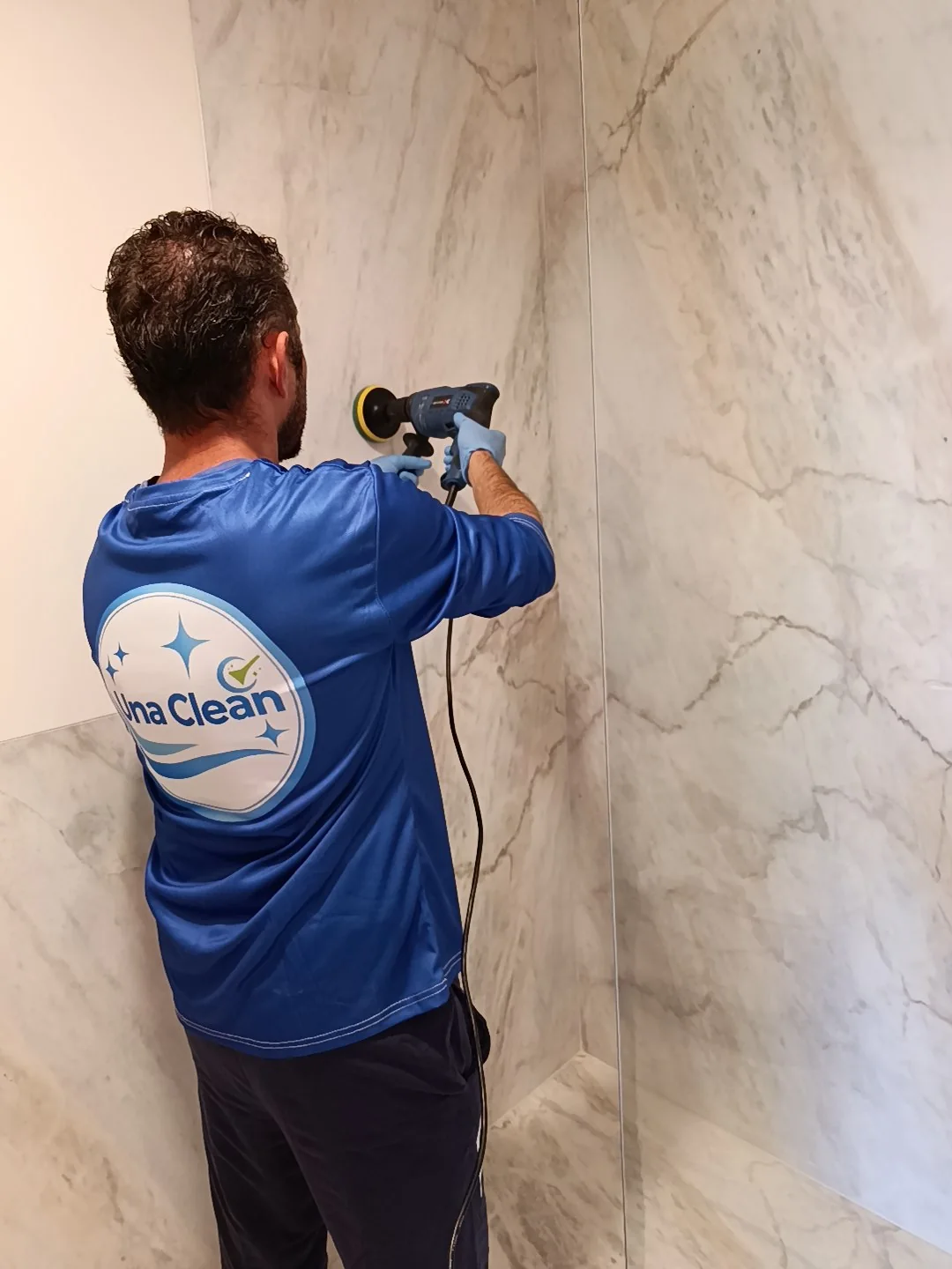 Profissional da Una Clean a utilizar equipamento de limpeza num revestimento